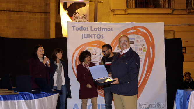 Faustino Rodríguez, uno de los premiados, muestra su placa.