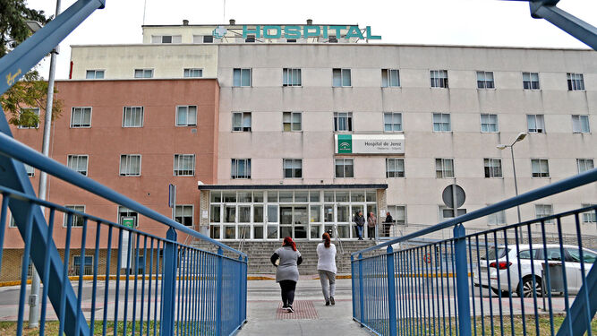 Imagen del hospital desde la pasarela peatonal.