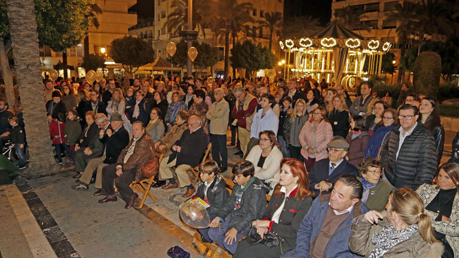 Público anoche en la plaza del Arenal durante la entrega de los premios.