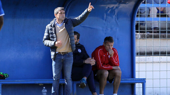Masegosa, entrenador del Xerez DFC, dando órdenes a sus jugadores desde el banquillo en La Juventud.