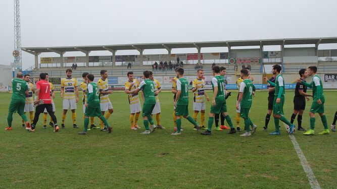 Los futbolistas del Guada saludan a los del Coria antes de comenzar el partido.