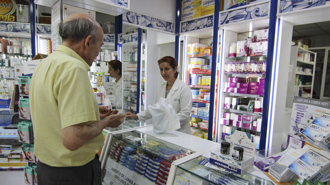 Una persona compra medicamentos en una farmacia en una imagen de archivo.