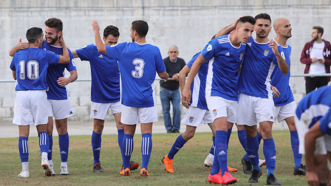 Los jugadores azulinos celebran el gol de Luna, el primero del partido.