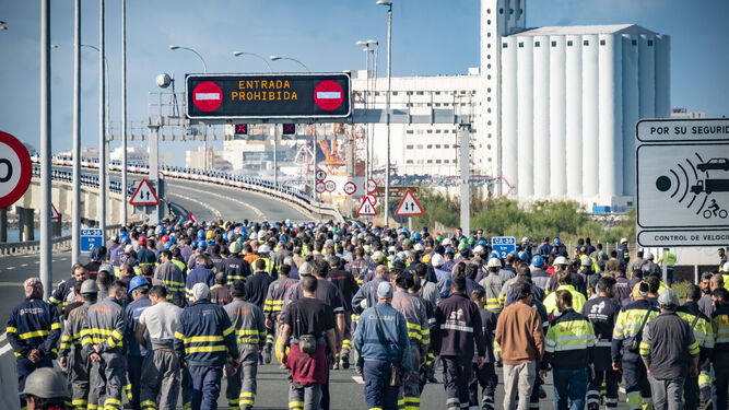 Im&aacute;genes de la protesta de las empresas auxiliares de Navantia Puerto Real en el Puente Carranza