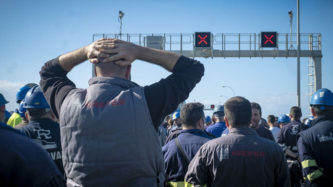 Im&aacute;genes de la protesta de las empresas auxiliares de Navantia Puerto Real en el Puente Carranza