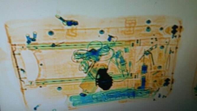 Imagen del escáner de la maleta sospechosa de la estación de Barcelona Sants