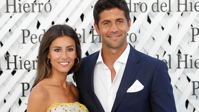 Ana y Fernando posan juntos en un evento público.