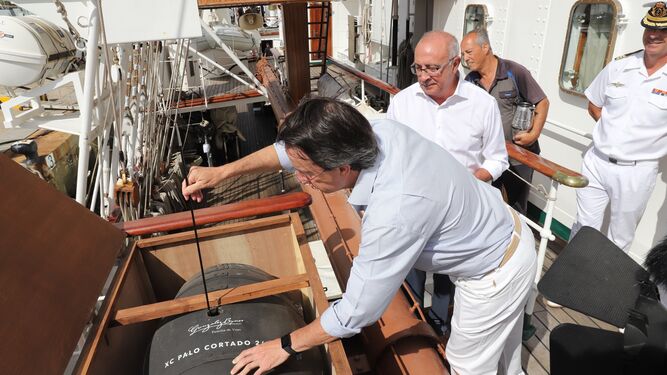 El presidente y el enólogo de González Byass se disponen a probar el vino tras su vuelta al mundo en el buque insignia de la Armada española.