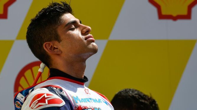 Jorge Martín, emocionado escuchando el himno español tras proclamarse campeón del mundo de Moto3 en Sepang.