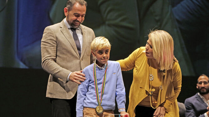 Aitor Palomeque, con la medalla de oro de Barcelona'92 prestada por Kiko Narv&aacute;ez.