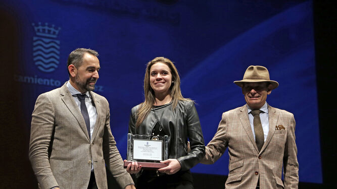 Marina García, muy emocionada recibiendo el premio de mejor deportista jerezana que le entregaron Antonio Fernández y Rafael Soto.