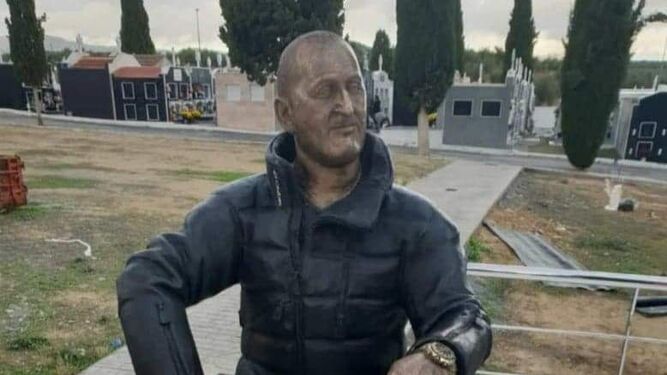 Estatua del fallecido en el cementerio de Pinos Puente
