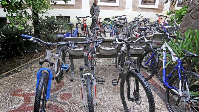 Imagen de la exposición de bicicletas robadas que realizó la Policía Nacional en el patio de la comisaría.