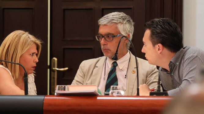 Mamen Sánchez (alcaldesa) conversa con Santiago Galván (delegado de Economía) durante un pleno.