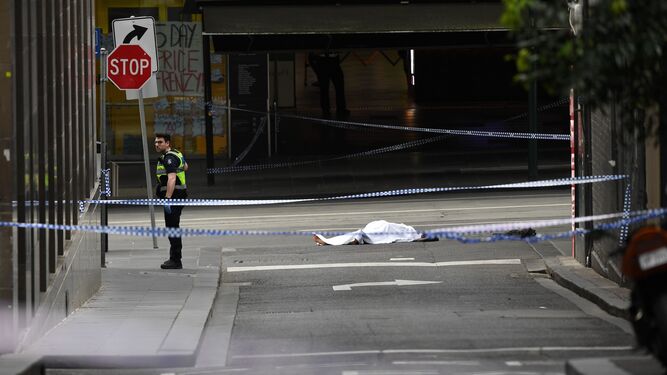 El cadáver de una víctima yace sobre el asfalto después de que un hombre armado con un cuchillo atacase a varias personas en Melbourne.