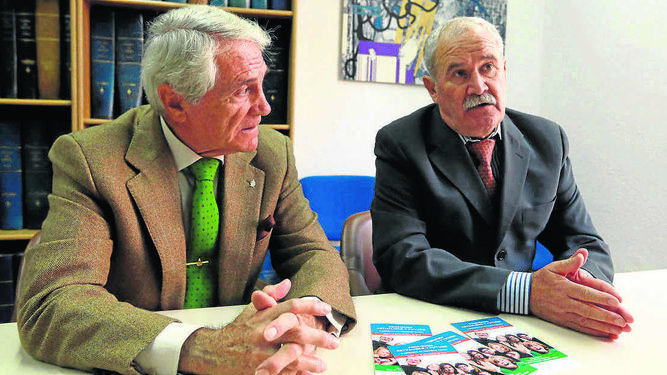 El presidente de la 'Asociación 2034', Álvaro de la Calle, y el presidente de la 'Comisión de Control Plan Pensiones Asociado 2034', Juan Apresa.