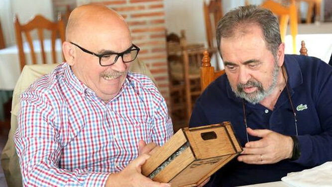 Pepe Melero recibe su distinción del presidente del Grupo Gastronómico Gaditano, Pepe Pérez Moreno.