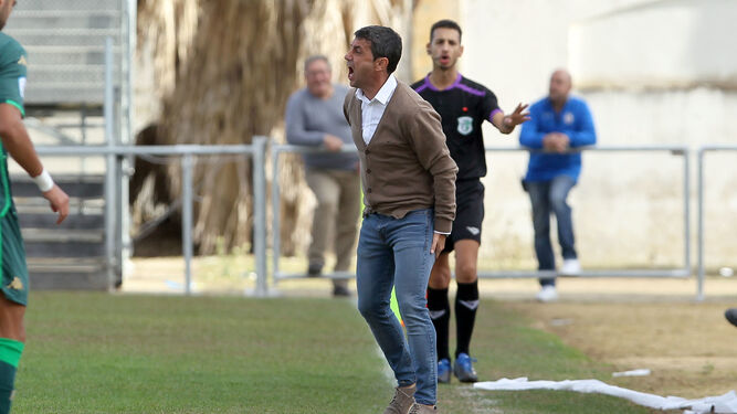Pepe Masegosa, entrenador del Xerez DFC, grita a sus jugadores en la banda.