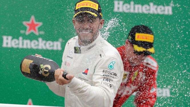Hamilton celebra su victoria en el podio de Interlagos.