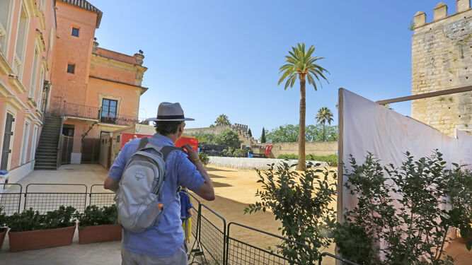 Un turista visita el Alcázar jerezano.