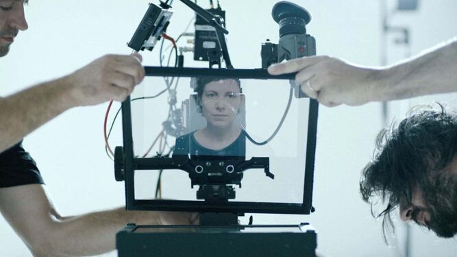 La propia cineasta, Adina Pintilie, se pone también ante el espejo en 'Touch me not'.