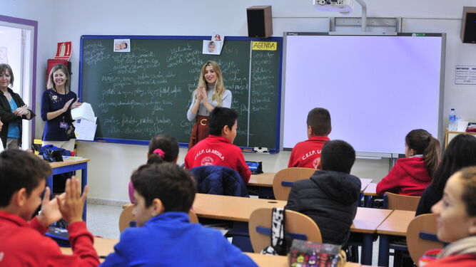 La concejala de la Mujer, Claudia Márquez, en el aula de un centro escolar.