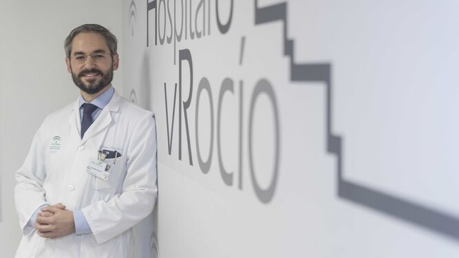 El doctor Juan José Egea-Guerrero, en el Hospital Virgen del Rocío.