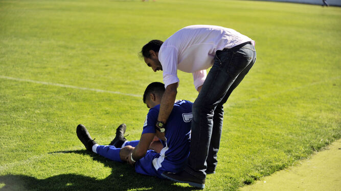 Eduardo Rogerio, segundo de Nene, anima al lesionado Amin.