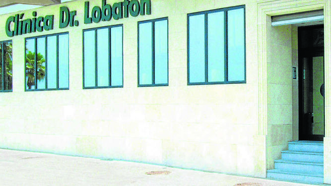 La clínica del Dr. Lobatón, ubicada frente a la playa de Santa María del Mar de Cádiz.
