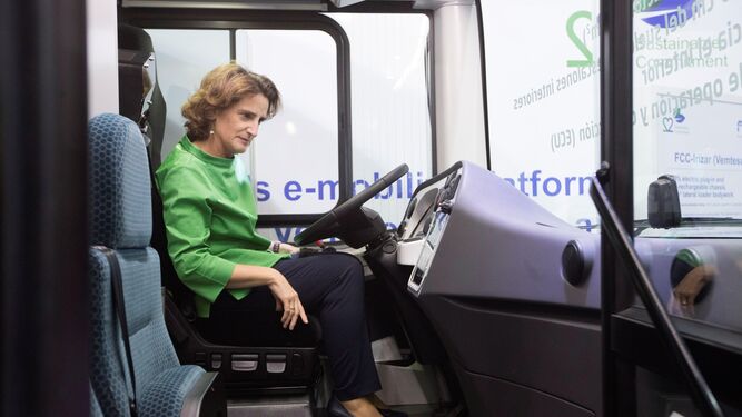 La ministra Teresa Ribera, al volante, ayer en Barcelona.