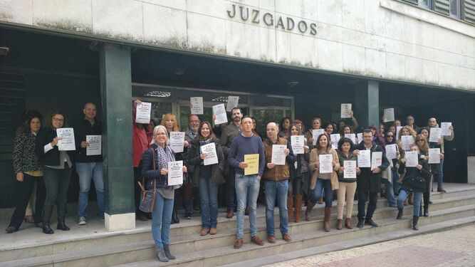 Un momento de la protesta llevada a cabo ayer ante los juzgados de García-Figueras.