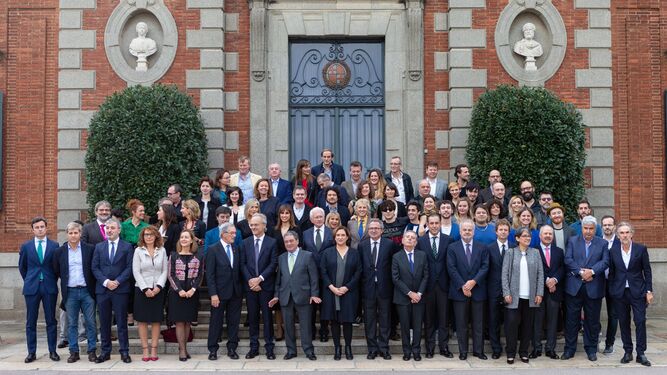 Foto de familia de autoridades y premiados de los Ondas 2018 ayer en el Palacete Albéniz de Barcelona.
