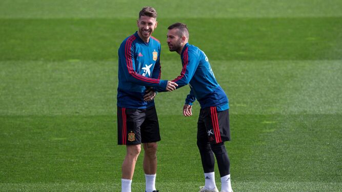 Sergio Ramos y Jordi Alba sonríen durante el último entrenamiento realizado por España en Las Rozas.