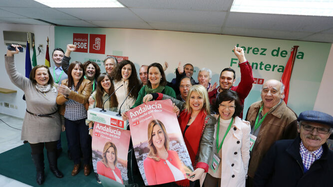 Dirigentes y militantes socialistas celebrando la victoria en las autonómicas de 2015.