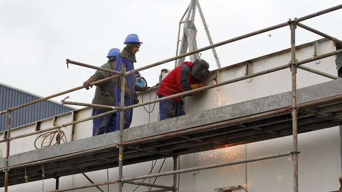 Imagen del trabajo de operarios de Navantia  en Cádiz, en uno de los buques fondeados hace semanas.. Trabajadores  navantia  trabajadores  Navantia.