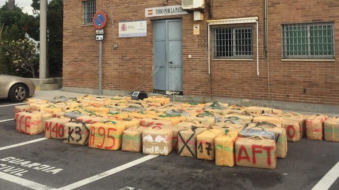 Los fardos, ya expuestos en la Comandancia de Algeciras.