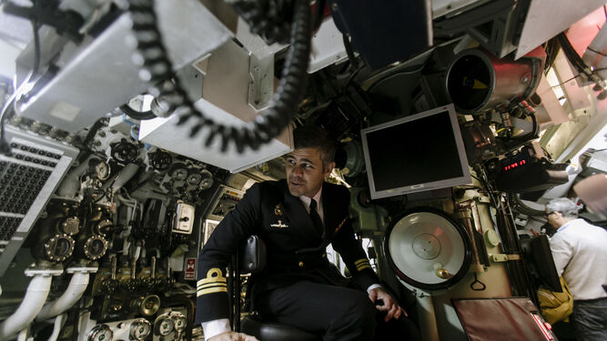 El comandante Fernando Aguirre en la sala de mandos del submarino.