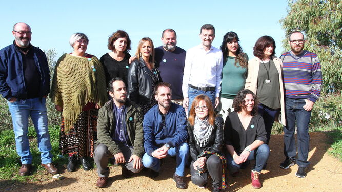 Foto de familia del primer acto de campaña de Adelante Andalucía, en el Conquero.