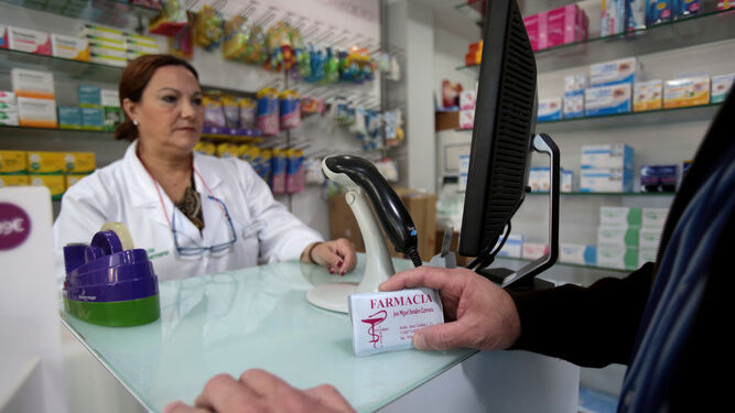 Una imagen del mostrador de la farmacia Senabre Carmena.
