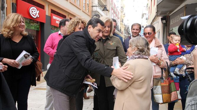 Juanma Moreno Bonilla y Loles López reparten propaganda electoral, en imágenes