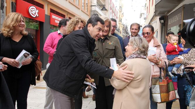 Juanma Moreno Bonilla y Loles López reparten propaganda electoral, en imágenes