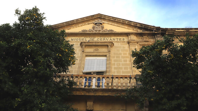 Fachada del colegio público Miguel de Cervantes.