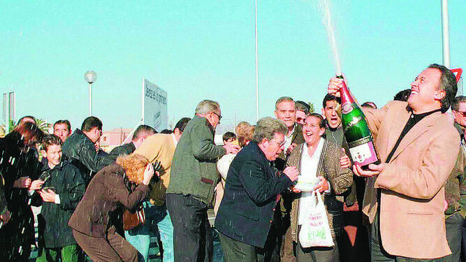 Pedro Pacheco esparce champán durante la inauguración de la Ronda Este el viernes 24 de diciembre de 1999.