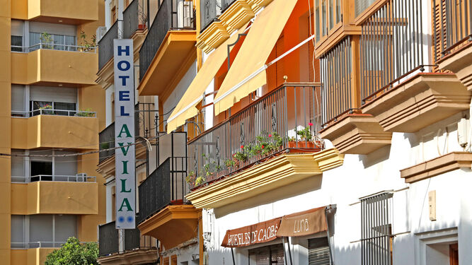 Fachada del hotel Ávila  en Jerez, donde están alojados menores extranjeros.