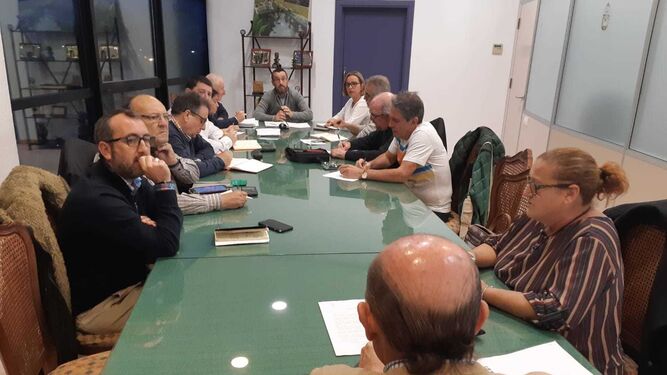 El alcalde, Juan Franco, reunido con los portavoces municipales y la Mesa de trabajo.