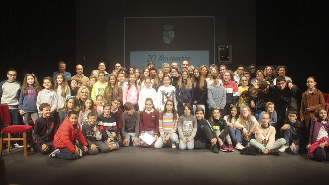 La corporación, junto con los alumnos participantes, en una foto de familia tras el acto.