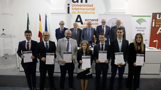 Los alumnos premiados por la Fundación Unicaja y la Academia de Ciencias Sociales.