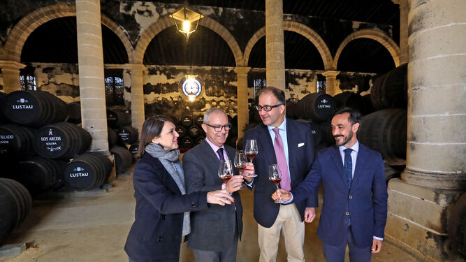 Responsables de la Junta de Andalucía, ayer junto al presidente de Grupo Caballero en la visita a Bodegas Lustau, beneficiaria de las ayudas.