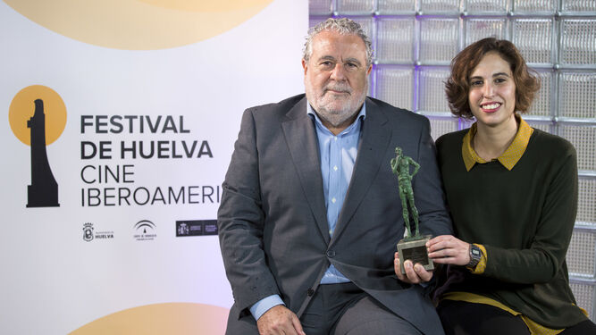 El subdirector general de la RTVA, Joaquín Durán, y la cineasta Marta Díaz de Lope.
