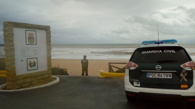 Una de las patrullas de la Guardia Civil que ayer se desplazaron a la playa del Palmar para visualizar si la subida de la marea dejaba algún cadáver.